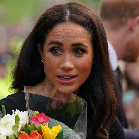 Meghan Markle, duchesse de Sussex à la rencontre de la foule devant le château de Windsor, suite au décès de la reine Elizabeth II d'Angleterre.