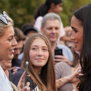 Meghan Markle, duchesse de Sussex à la rencontre de la foule devant le château de Windsor, suite au décès de la reine Elizabeth II d'Angleterre. Le 10 septembre 2022.