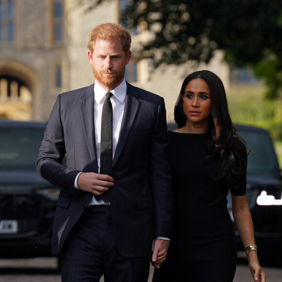 Le prince Harry et Meghan Markle à la rencontre de la foule devant le château de Windsor, suite au décès de la reine Elizabeth II d'Angleterre. Le 10 septembre 2022.