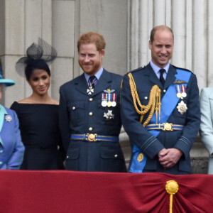 La reine Elizabeth II d'Angleterre, Meghan Markle, le prince Harry, le prince William, Kate Middleton - La famille royale d'Angleterre lors de la parade aérienne de la RAF pour le centième anniversaire au palais de Buckingham à Londres. Le 10 juillet 2018.