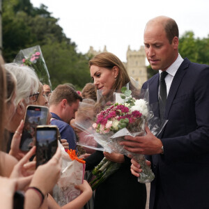 Kate Middleton, le prince William, le prince Harry et Meghan Markle se retrouvent enfin. Ils découvrent ensemble les hommages à la reine Elizabeth II après sa disparition. Le 10 septembre 2022 à Windsor.