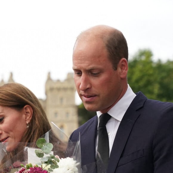 Kate Middleton, le prince William, le prince Harry et Meghan Markle se retrouvent enfin. Ils découvrent ensemble les hommages à la reine Elizabeth II après sa disparition. Le 10 septembre 2022 à Windsor.