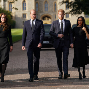 Kate Middleton, le prince William, le prince Harry et Meghan Markle se retrouvent enfin. Ils découvrent ensemble les hommages à la reine Elizabeth II après sa disparition. Le 10 septembre 2022 à Windsor.