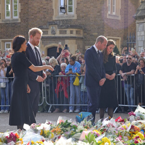 Kate Middleton, le prince William, le prince Harry et Meghan Markle se retrouvent enfin. Ils découvrent ensemble les hommages à la reine Elizabeth II après sa disparition. Le 10 septembre 2022 à Windsor.