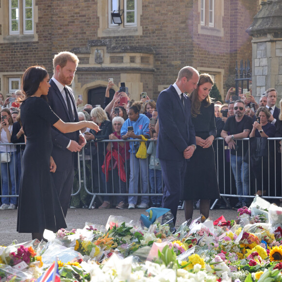 Kate Middleton, le prince William, le prince Harry et Meghan Markle se retrouvent enfin. Ils découvrent ensemble les hommages à la reine Elizabeth II après sa disparition. Le 10 septembre 2022 à Windsor.