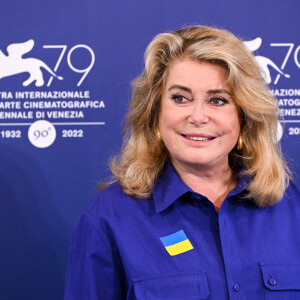 Photocall de Catherine Deneuve (porte un badge aux couleurs de l'Ukraine) qui va recevoir un Lion d'Or d'Honneur lors de la 79ème édition du festival international du film de Venise, la Mostra le 31 août 2022. 