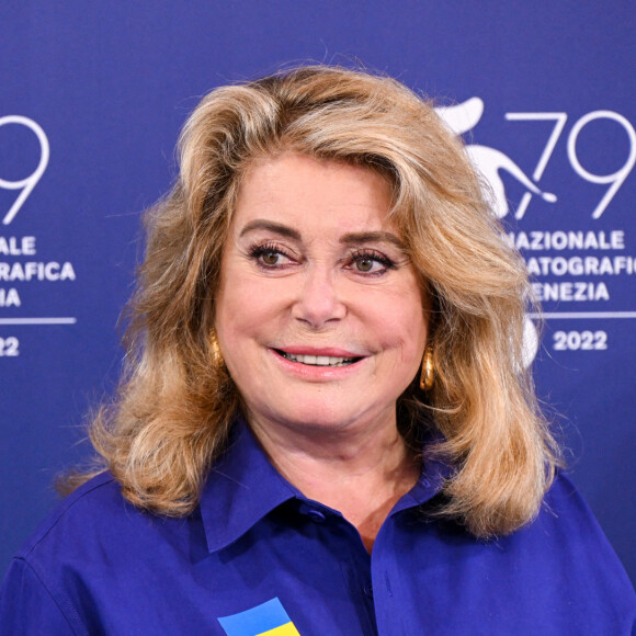Photocall de Catherine Deneuve (porte un badge aux couleurs de l'Ukraine) qui va recevoir un Lion d'Or d'Honneur lors de la 79ème édition du festival international du film de Venise, la Mostra le 31 août 2022. 
