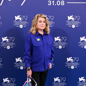 Photocall de Catherine Deneuve (porte un badge aux couleurs de l'Ukraine) qui va recevoir un Lion d'Or d'Honneur lors de la 79ème édition du festival international du film de Venise, la Mostra le 31 août 2022. 