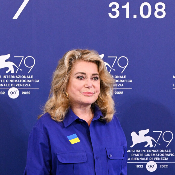 Photocall de Catherine Deneuve (porte un badge aux couleurs de l'Ukraine) qui va recevoir un Lion d'Or d'Honneur lors de la 79ème édition du festival international du film de Venise, la Mostra le 31 août 2022. 