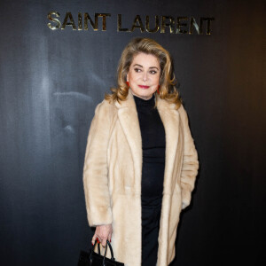 Catherine Deneuve - People au photocall du défilé Saint-Laurent Prêt-à-porter Automne/Hiver 2022/2023 dans le cadre de la Fashion Week de Paris, France, le 1er Mars 2022. © Olivier Borde /Bestimage 