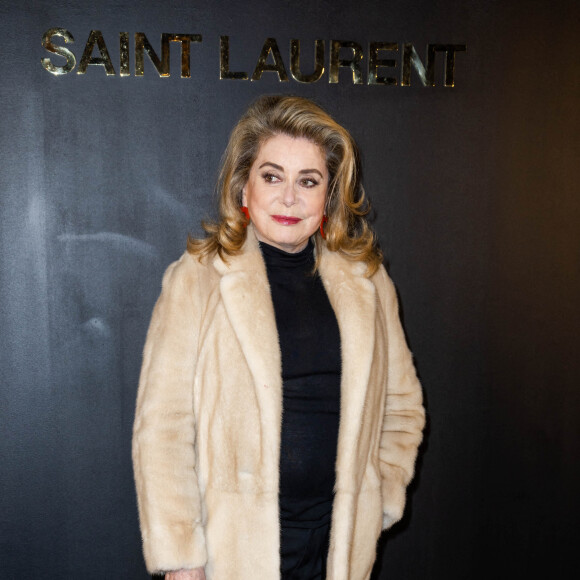 Catherine Deneuve - People au photocall du défilé Saint-Laurent Prêt-à-porter Automne/Hiver 2022/2023 dans le cadre de la Fashion Week de Paris, France, le 1er Mars 2022. © Olivier Borde /Bestimage 