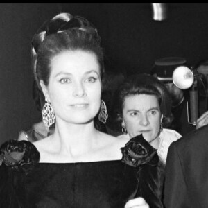 Le prince Rainier de Monaco et Grace de Monaco le soir de la première du film "Grand Prix" à la salle de l'Empire à Paris
