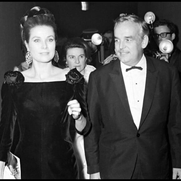 Le prince Rainier de Monaco et Grace de Monaco le soir de la première du film "Grand Prix" à la salle de l'Empire à Paris