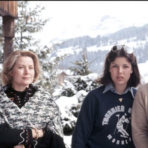 La princesse Grace de Monaco, ses filles Caroline et Stéphanie et le prince Rainier à Gstaad