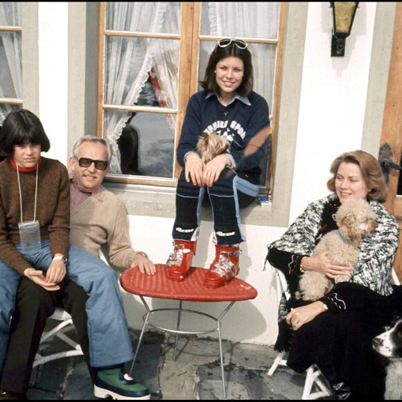 La famille de Monaco : le prince Rainier, ses filles Stéphanie et Caroline et la princesse Grace de Monaco devant leur châlet à Gstaad