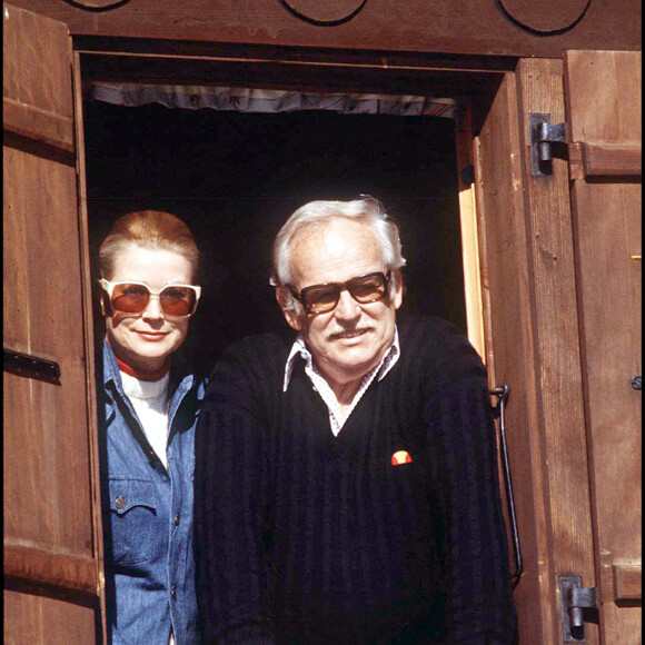 La princesse Grace de Monaco et le prince Rainier dans leur châlet à Gstaad