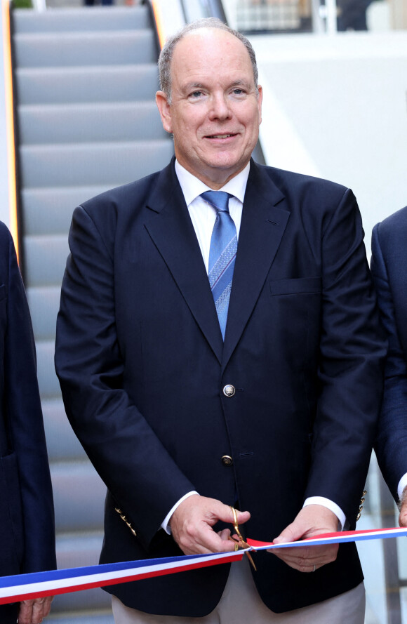 Le prince Albert II de Monaco, accompagné du maire de Beausoleil, Gérard Spine, inaugure les escalators de Beausoleil, France, le 12 septembre 2022. © Claudia Albuquerque/Bestimage 