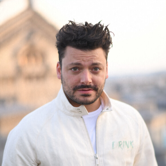 Exclusif - Kev Adams - Soirée de lancement de la gamme de boissons "Drink Waters" au restaurant Créatures sur le rooftop des Galeries Lafayette à Paris le 9 mai 2022. © Clovis-Bellak/Bestimage