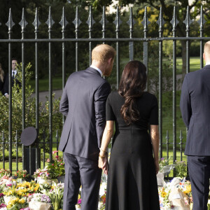 Le prince de Galles William, la princesse de Galles Kate Catherine Middleton, le prince Harry, duc de Sussex, Meghan Markle, duchesse de Sussex à la rencontre de la foule devant le château de Windsor, suite au décès de la reine Elisabeth II d'Angleterre. Le 10 septembre 2022 