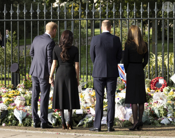 Le prince de Galles William, la princesse de Galles Kate Catherine Middleton, le prince Harry, duc de Sussex, Meghan Markle, duchesse de Sussex à la rencontre de la foule devant le château de Windsor, suite au décès de la reine Elisabeth II d'Angleterre. Le 10 septembre 2022 