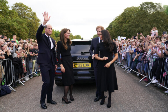 La princesse de Galles Kate Catherine Middleton, le prince de Galles William et le prince Harry, duc de Sussex et Meghan Markle, duchesse de Sussex à la rencontre de la foule devant le château de Windsor, suite au décès de la reine Elisabeth II d'Angleterre. Le 10 septembre 2022 