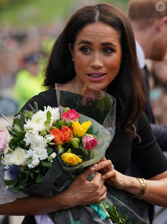 Meghan Markle, duchesse de Sussex à la rencontre de la foule devant le château de Windsor, suite au décès de la reine Elisabeth II d'Angleterre. Le 10 septembre 2022 