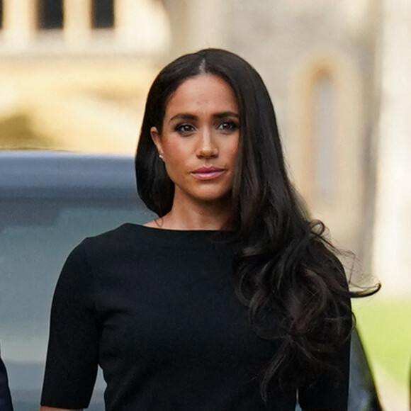 Le prince Harry, duc de Sussex et Meghan Markle, duchesse de Sussex à la rencontre de la foule devant le château de Windsor, suite au décès de la reine Elisabeth II d'Angleterre.
