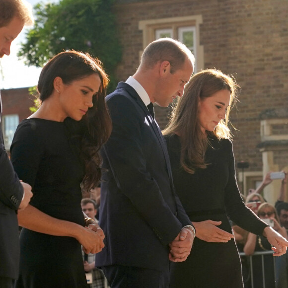 Le prince Harry, duc de Sussex et Meghan Markle, duchesse de Sussex et le prince de Galles William et la princesse de Galles Kate Catherine Middleton à la rencontre de la foule devant le château de Windsor, suite au décès de la reine Elisabeth II d'Angleterre. Le 10 septembre 2022 