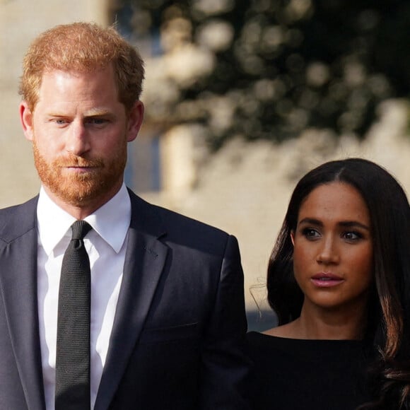 Le prince Harry, duc de Sussex et Meghan Markle, duchesse de Sussex à la rencontre de la foule devant le château de Windsor, suite au décès de la reine Elisabeth II d'Angleterre. Le 10 septembre 2022 