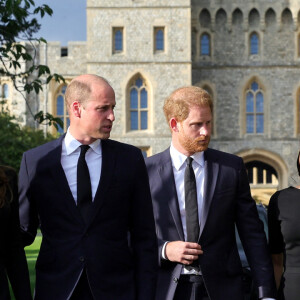 Le prince de Galles William et la princesse de Galles Kate Catherine Middleton et le prince Harry, duc de Sussex et Meghan Markle, duchesse de Sussex à la rencontre de la foule devant le château de Windsor, suite au décès de la reine Elisabeth II d'Angleterre. Le 10 septembre 2022 