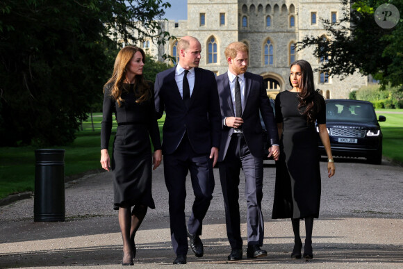 Le prince de Galles William et la princesse de Galles Kate Catherine Middleton et le prince Harry, duc de Sussex et Meghan Markle, duchesse de Sussex à la rencontre de la foule devant le château de Windsor, suite au décès de la reine Elisabeth II d'Angleterre. Le 10 septembre 2022 