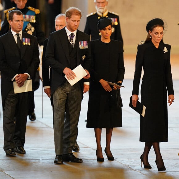 Peter Phillips, le prince Harry, duc de Sussex, son épouse Meghan Markle, Duchesse de Sussex et Kate Middleton, princesse de Galles, vont saluer le cercueil de la reine Elizabeth II avant de quitter Westminster Hall, mercredi 14 septembre à Londres. Photo by Jacob King/PA Photos/ABACAPRESS.COM