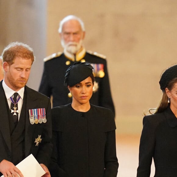 Le prince Harry, duc de Sussex, son épouse Meghan Markle, Duchesse de Sussex et Kate Middleton, princesse de Galles, vont saluer le cercueil de la reine Elizabeth II avant de quitter Westminster Hall, mercredi 14 septembre à Londres. Photo credit should read: Jacob King/PA Wire