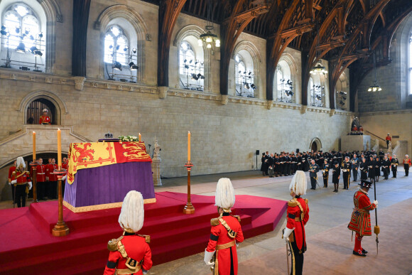 Illustration - Intérieur - Procession cérémonielle du cercueil de la reine Elisabeth II du palais de Buckingham à Westminster Hall à Londres. Le 14 septembre 2022 