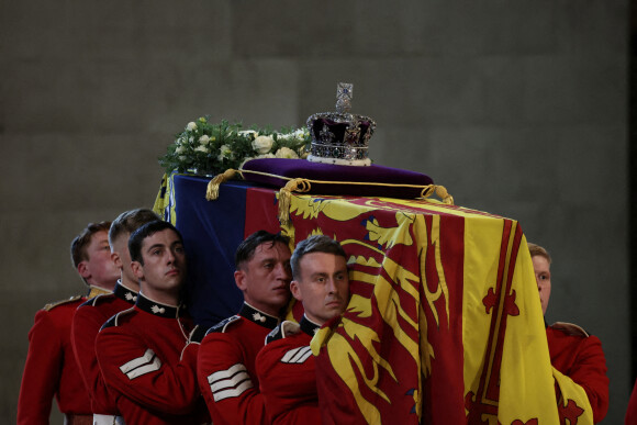 Illustration - Intérieur - Procession cérémonielle du cercueil de la reine Elisabeth II du palais de Buckingham à Westminster Hall à Londres. Le 14 septembre 2022 .
