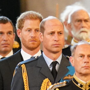 Le prince Edward, comte de Wessex, la comtesse Sophie de Wessex, le prince de Galles William, le prince Harry, duc de Sussex, le prince Andrew, duc d'York, Peter Phillips - Intérieur - Procession cérémonielle du cercueil de la reine Elisabeth II du palais de Buckingham à Westminster Hall à Londres. Le 14 septembre 2022