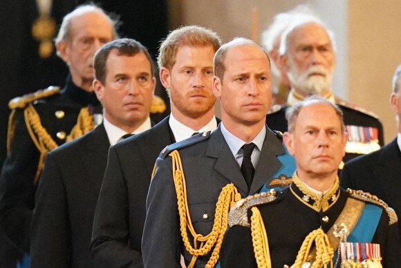 Le prince Edward, comte de Wessex, la comtesse Sophie de Wessex, le prince de Galles William, le prince Harry, duc de Sussex, le prince Andrew, duc d'York, Peter Phillips - Intérieur - Procession cérémonielle du cercueil de la reine Elisabeth II du palais de Buckingham à Westminster Hall à Londres. Le 14 septembre 2022