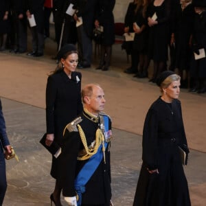 Peter Phillips, le prince Harry, duc de Sussex, le prince Andrew, duc d'York, Meghan Markle, duchesse de Sussex, le prince de Galles William, Kate Catherine Middleton, princesse de Galles, le prince Edward, comte de Wessex, la comtesse Sophie de Wessex - Intérieur - Procession cérémonielle du cercueil de la reine Elisabeth II du palais de Buckingham à Westminster Hall à Londres. Le 14 septembre 2022