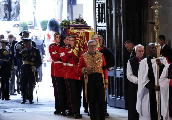 Illustration - Intérieur - Procession cérémonielle du cercueil de la reine Elisabeth II du palais de Buckingham à Westminster Hall à Londres. Le 14 septembre 2022 