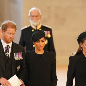 Le prince Harry, duc de Sussex, Meghan Markle, duchesse de Sussex, le prince de Galles William, Kate Catherine Middleton, princesse de Galles - Intérieur - Procession cérémonielle du cercueil de la reine Elisabeth II du palais de Buckingham à Westminster Hall à Londres. Le 14 septembre 2022