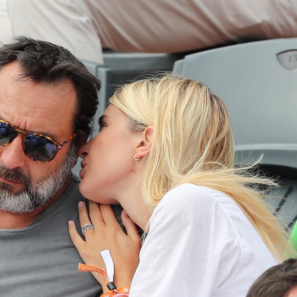 Gilles Lellouche et sa compagne Alizée Guinochet - People dans les tribunes lors de la finale homme des Internationaux de Tennis de Roland-Garros à Paris le 11 juin 2017. © Dominique Jacovides-Cyril Moreau/Bestimage