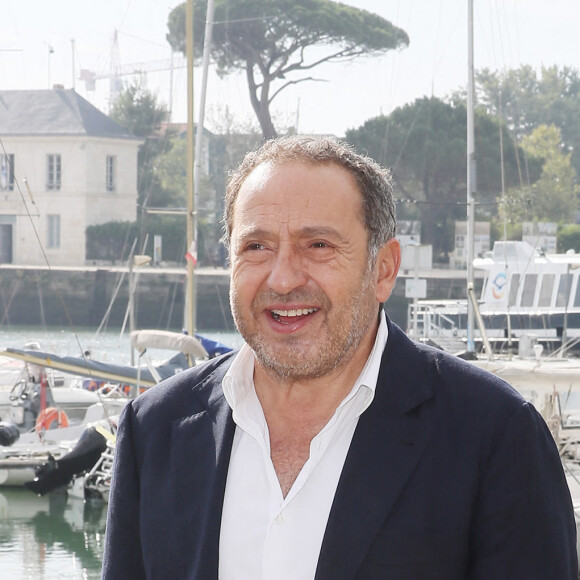 Patrick Timsit lors d'un photocall lors de la 24ème édition du Festival de la Fiction TV de la Rochelle. Le 14 septembre 2022 © Patrick Bernard / Bestimage