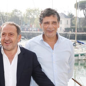 Patrick Timsit et Pascal Elbé lors d'un photocall lors de la 24ème édition du Festival de la Fiction TV de la Rochelle. Le 14 septembre 2022 © Patrick Bernard / Bestimage