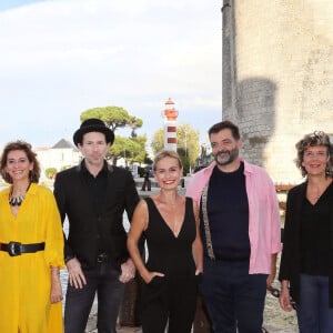 Sandrine Bonnaire (présidente du jury), en compagnie des membres David Baiot, Louise Monot, Gaelle Cholet, Brice Davoli, Arnaud Mercadier, et Caroline Bottaro - Soirée d'ouverture de la 24ème édition du Festival de la Fiction TV de la Rochelle le 13 Septembre 2022. © Patrick Bernard/Bestimage