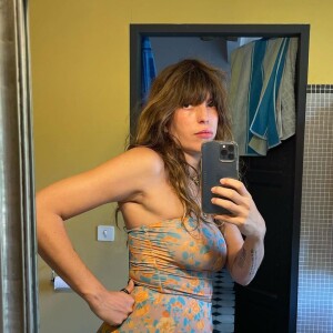 Lou Doillon, devenue maman pour la 2e fois, pose sur Instagram lors de ses vacances en Provence. Août 2022.