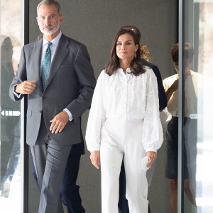 Le roi Felipe VI et la reine Letizia d’Espagne lors de l'inauguration de l'extension de l'hôpital universitaire de Guadalajara, le 14 septembre 2022.