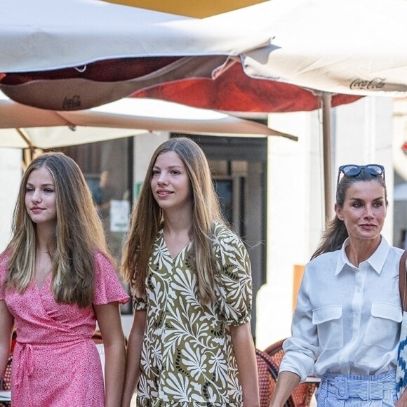 La princesse Leonor, L'infante Sofia d'Espagne, Le roi Felipe VI et la reine Letizia d'Espagne - La famille royale d'Espagne lors d'une balade dans le centre de Palma, loin du protocole le 10 août 2022.