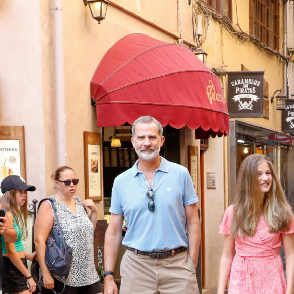 La princesse Leonor, L'infante Sofia d'Espagne, Le roi Felipe VI et la reine Letizia d'Espagne - La famille royale d'Espagne lors d'une balade dans le centre de Palma, loin du protocole le 10 août 2022.