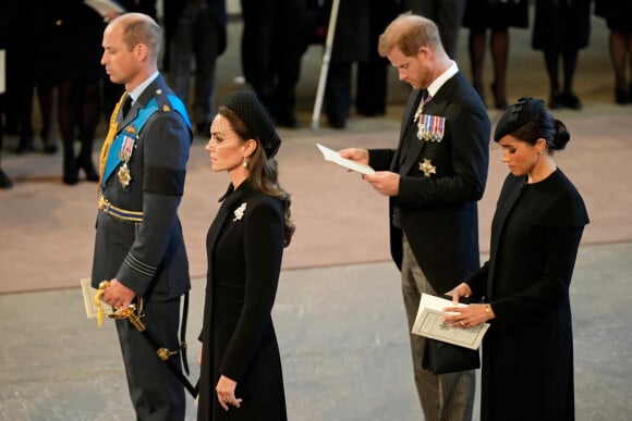 Le prince de Galles William, Kate Catherine Middleton, princesse de Galles, le prince Harry, duc de Sussex, Meghan Markle, duchesse de Sussex - Intérieur - Procession cérémonielle du cercueil de la reine Elisabeth II du palais de Buckingham à Westminster Hall à Londres. Le 14 septembre 2022 