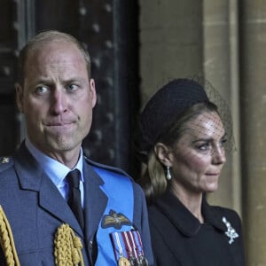 Le prince Harry, duc de Sussex et Meghan Markle, duchesse de Sussex, Le prince William, prince de Galles, et Catherine (Kate) Middleton, princesse de Galles - Sortie - Procession cérémonielle du cercueil de la reine Elisabeth II du palais de Buckingham à Westminster Hall à Londres, où les Britanniques et les touristes du monde entier pourront lui rendre hommage jusqu'à ses obsèques prévues le 19 septembre 2022. Le 14 septembre 2022. 